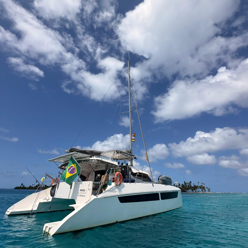 Cat Flash 43 Catamaran sailing through the San Blas islands in Panama